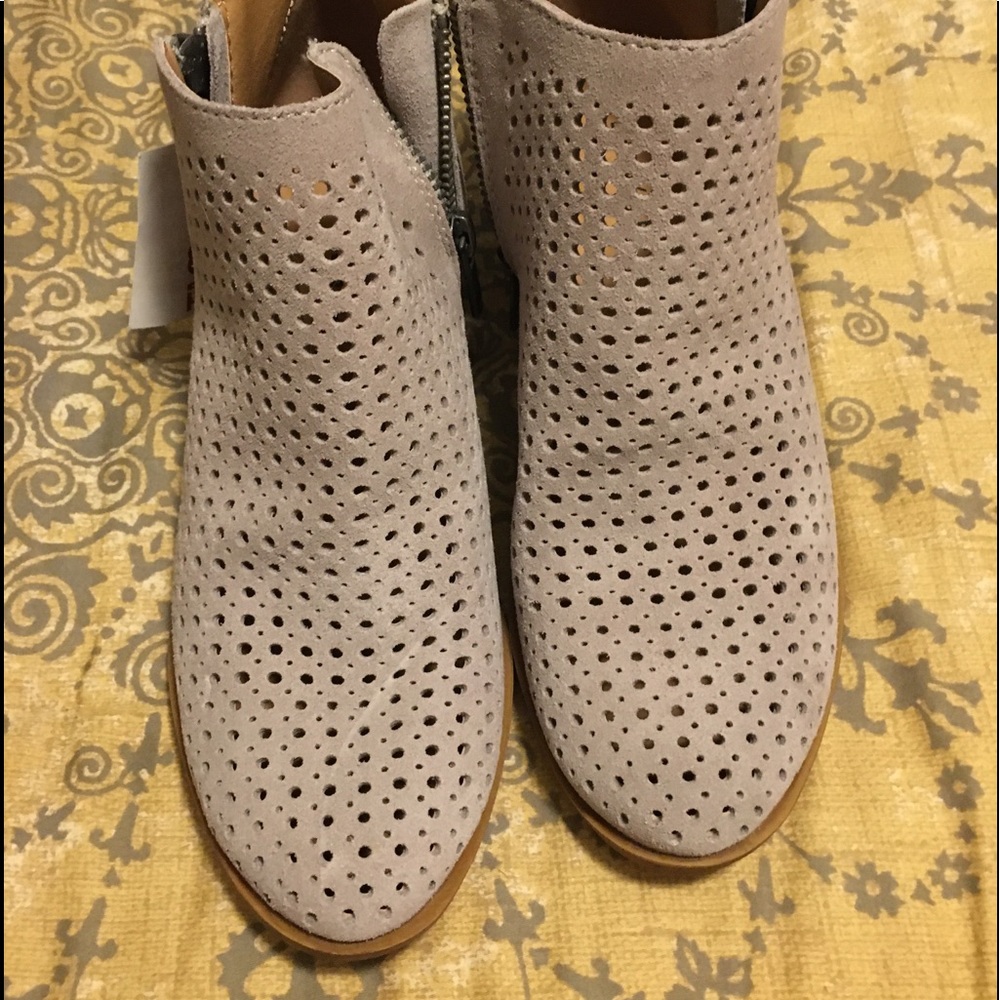 Cute beige ankle boots - NWT!